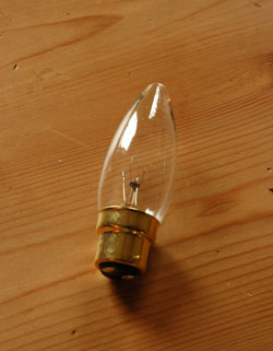 k-543-f-1 アンティークフロアランプ（ホワイト）の電球