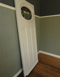 爽やかなステンドグラス付きホワイトペイントのアンティークドア