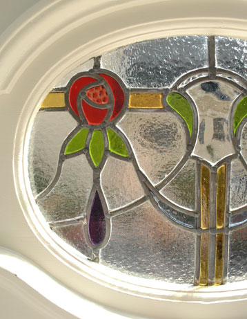 爽やかなステンドグラス付きホワイトペイントのアンティークドア