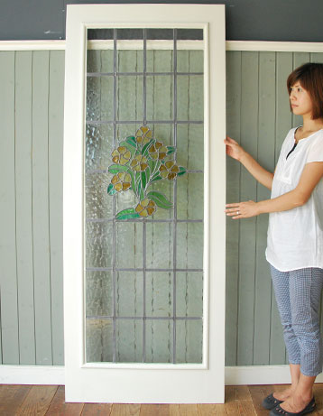 ステンドグラスがとっても可愛い
アンティークのドア