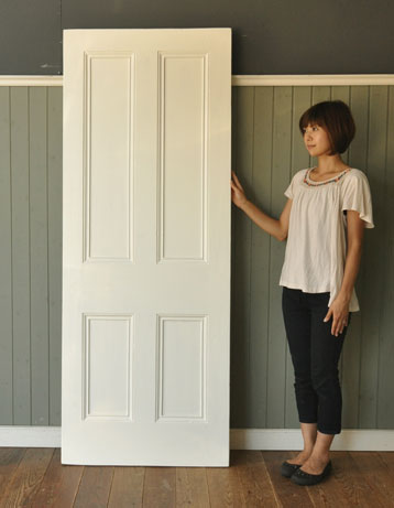 キレイなのでご新築にもオススメ！
ホワイトペイントのアンティーク ドア