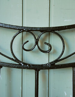 ハートの形がとっても可愛いアンティークアイアンゲート