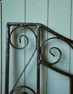 ハートの形がとっても可愛いアンティークアイアンゲート