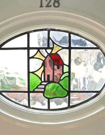 爽やかなステンドグラス付きホワイトペイントのアンティークドア