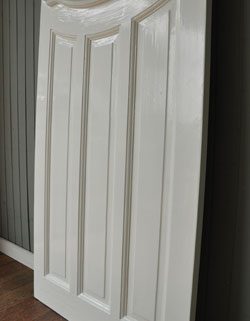 爽やかなステンドグラス付きホワイトペイントのアンティークドア