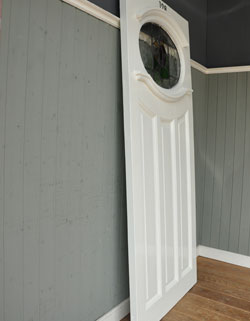 爽やかなステンドグラス付きホワイトペイントのアンティークドア