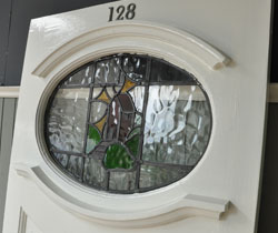 爽やかなステンドグラス付きホワイトペイントのアンティークドア