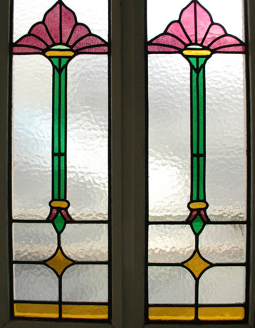 ドア・ゲート　アンティーク家具　ペイントのアンティークドア、素敵なステンドグラスドア（建具）。当時のガラスが美しく残っていたことにも感動です！アンティークガラスの質感をお楽しみください。(k-55-f)