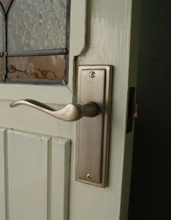 ドア・ゲート　アンティーク家具　ペイントのアンティークドア、素敵なステンドグラスドア（建具）。握りやすいドアハンドル付き！開け閉めもしやすいですよ。(k-55-f)