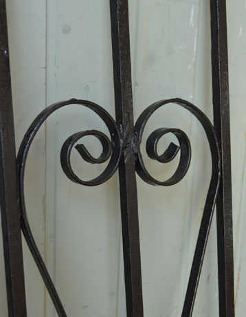 ドア・ゲート　アンティーク家具　1930年代のアンティーク ゲート。お花をキレイに引き立ててくれるから、ガーデニングが楽しくなります。(k-578-f)