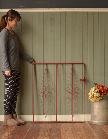 クルクルしたアイアンが可愛い!素敵なお庭作りのお手伝いをしてくれます。(k-636-f) k-636-f アンティークのアイアンゲート