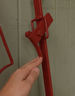 映る影も可愛いですよ。薄いので気軽に置いてみてください。洋風のお庭になります。レッドカラーのペイントなのでアクセントになります。(k-636-f) k-636-f アンティークのアイアンゲート