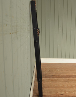 k-838-f アンティークのアイアンゲートの横から