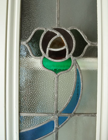 ドア・ゲート　アンティーク家具　1920年代のアンティーク ステンドグラス ドア。光が射し込むとキラキラ輝きます買い付けの時、一番こだわったステンドグラスの柄。(m-218-f)