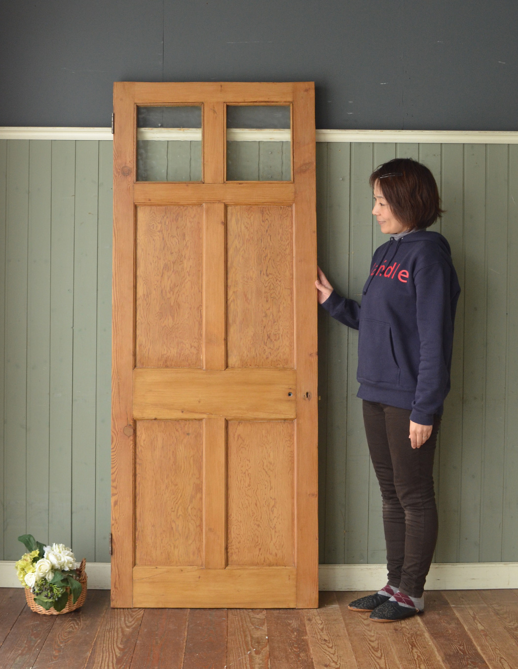 ドア・ゲート　アンティーク家具　２つの小窓を付けたナチュラルな木製のアンティークドア（建具）。風合いたっぷりのアンティークドアアンティークらしい木目の風合いがとってもいいアンティークのドア。(m-347-f)