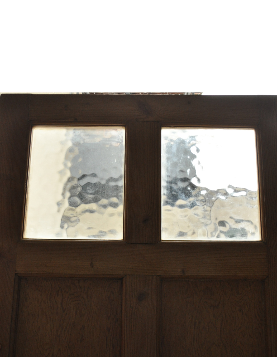 ドア・ゲート　アンティーク家具　２つの小窓を付けたナチュラルな木製のアンティークドア（建具）。ゆらゆら揺れるアンティークのガラス光が取り込めるアンティークのガラス。(m-347-f)