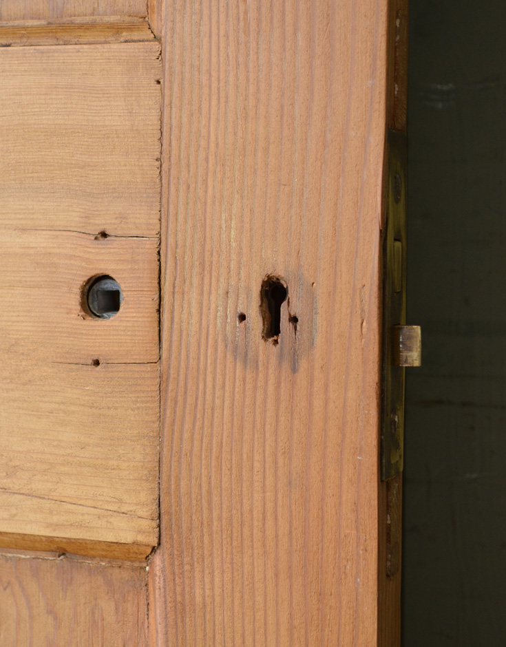 ドア・ゲート　アンティーク家具　２つの小窓を付けたナチュラルな木製のアンティークドア（建具）。嬉しいラッチ付き使用可能なラッチが付いているので、ドアノブを差し込むだけで使えます。(m-347-f)