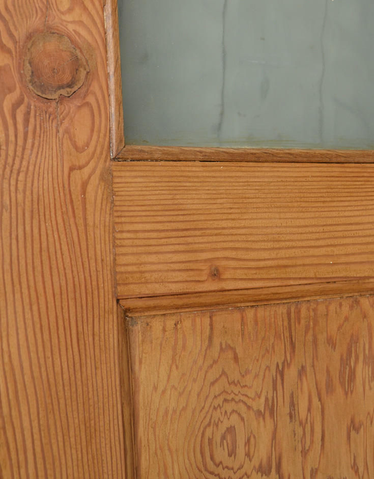 ドア・ゲート　アンティーク家具　２つの小窓を付けたナチュラルな木製のアンティークドア（建具）。アンティークらしい木目アンティークは新品ではないので、経年変化によるキズはありますが、ピッカピカにお直ししました。(m-347-f)