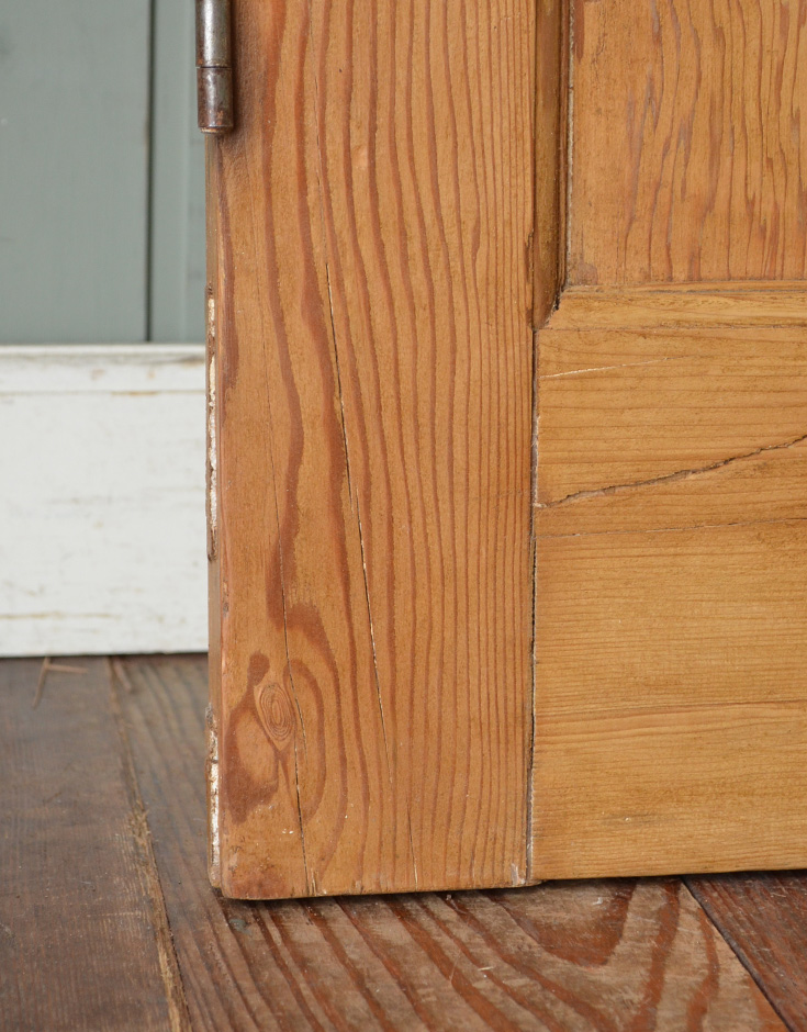 ドア・ゲート　アンティーク家具　２つの小窓を付けたナチュラルな木製のアンティークドア（建具）。直角出ししてありますしっかり直角を出して、水平も見てあります。(m-347-f)