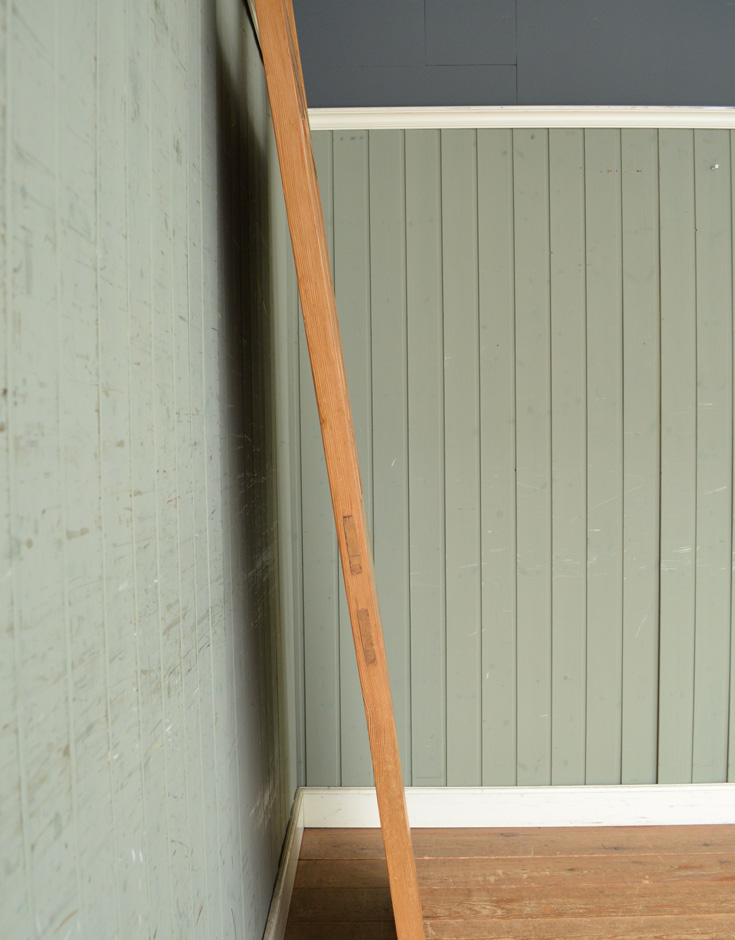 ドア・ゲート　アンティーク家具　２つの小窓を付けたナチュラルな木製のアンティークドア（建具）。しっかりお直ししましたHandleでは、修復の際、しっかりと垂直・直角を出していますので、安心して取り付け出来ます。(m-347-f)