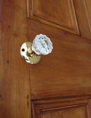 ドアノブ　住宅用パーツ　ガラスのドア取っ手・お洒落なドアノブ　（ラッチセット付）。特に木製のドアなら真鍮とガラスの素材が引き立って素敵です。(u-822-g)