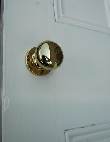 ドアノブ　住宅用パーツ　アンティーク風のドアノブ真鍮製ドア取っ手（ゴールド・ラッチ付）。手軽に取り付けられます。(u-820-v)