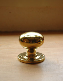 ドアノブ　住宅用パーツ　アンティーク風のドアノブ真鍮製ドア取っ手（ゴールド・ラッチ付）。横から見た感じ。(u-820-v)