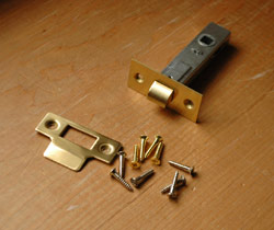 ドアノブ　住宅用パーツ　アンティーク風のドアノブ真鍮製ドア取っ手（ゴールド・ラッチ付）。※ラッチ、ネジもセットでお届けしますので、届いたその日に使えます。(u-820-v)