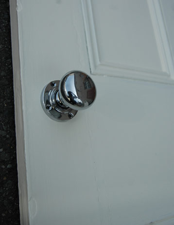 ドアノブ　住宅用パーツ　シンプルなデザインの真鍮ドアノブ（ドアの取っ手）（ラッチ付）。手軽に取り付けられます。(u-819-v)