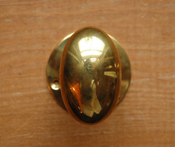 ドアノブ　住宅用パーツ　真鍮のアンティーク風ドアノブ（ドア取っ手）　（オーバル・ラッチセット付）。握りやすい形です。(u-806-v)
