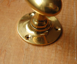 ドアノブ　住宅用パーツ　真鍮のアンティーク風ドアノブ（ドア取っ手）　（オーバル・ラッチセット付）。シンプルな台座です。(u-806-v)