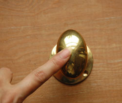 ドアノブ　住宅用パーツ　真鍮のアンティーク風ドアノブ（ドア取っ手）　（オーバル・ラッチセット付）。木のドアはもちろん、ホワイトペイントのドアにもよく似合います。(u-806-v)