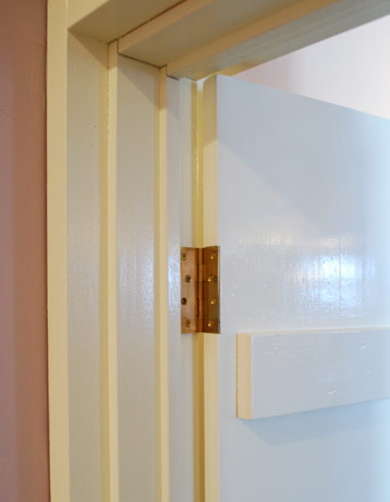 ドアノブ　住宅用パーツ　蝶番（ドアパーツ・ゴールド）。ペイントのドアには、ゴールドの蝶番が似合います！（写真はイメージです）。(u-800)