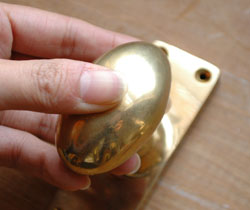 ドアノブ　住宅用パーツ　ヴィンテージ風の真鍮ドアノブ　（オーバル＆スクエア・ラッチセット付）。握りやすい形です。(u-807-v)