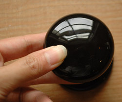 ドアノブ　住宅用パーツ　お洒落なブラックのドア取っ手・陶器ドアノブ　（ラッチセット付）。丸くて握りやすいドアノブです。(u-817-g)