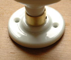 ドアノブ　住宅用パーツ　ドアの取っ手・お洒落な陶器のドアノブ （ホワイト・オーバル・ラッチセット付）。ネジは２ヶ所で固定します。(u-816-g)