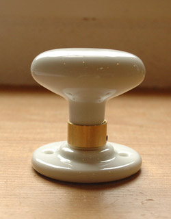 ドアノブ　住宅用パーツ　ドアの取っ手・お洒落な陶器のドアノブ （ホワイト・オーバル・ラッチセット付）。ホワイト×ゴールドの組み合わせがとっても上品で素敵です。(u-816-g)