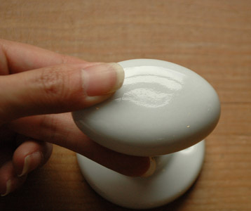 ドアノブ　住宅用パーツ　ドアの取っ手・お洒落な陶器のドアノブ （ホワイト・オーバル・ラッチセット付）。たまご型のノブは握りやすく、可愛らしさもあります。(u-816-g)