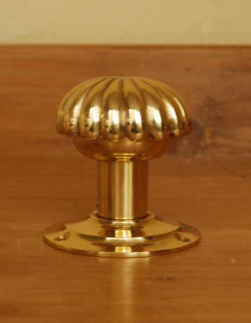 ドアノブ　住宅用パーツ　アンティーク風の真鍮製ドアノブ（ゴールド・ラッチ付）。とっても簡単に自分で付け替えもできます。(gc-146)
