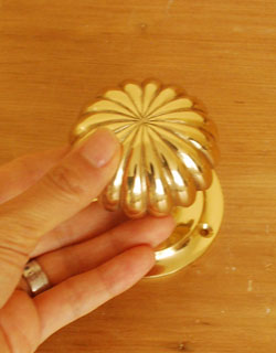 ドアノブ　住宅用パーツ　アンティーク風の真鍮製ドアノブ（ゴールド・ラッチ付）。握りやすいお花のデザインの真鍮ドアノブです。(gc-146)