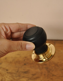 ドアノブ　住宅用パーツ　イギリスから届いたアンティーク風ドアノブ(ラッチセット付)。丸くて握りやすいドアノブです。(k-678-z)