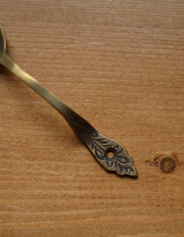 取っ手・ハンドル　住宅用パーツ　キッチンの取っ手にオススメのアンティーク風ハンドル（スプーン）。真鍮をアンティーク風に仕上げました。(u-827)