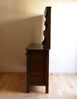 j-1110-f アンティークアーコールカップボードの横