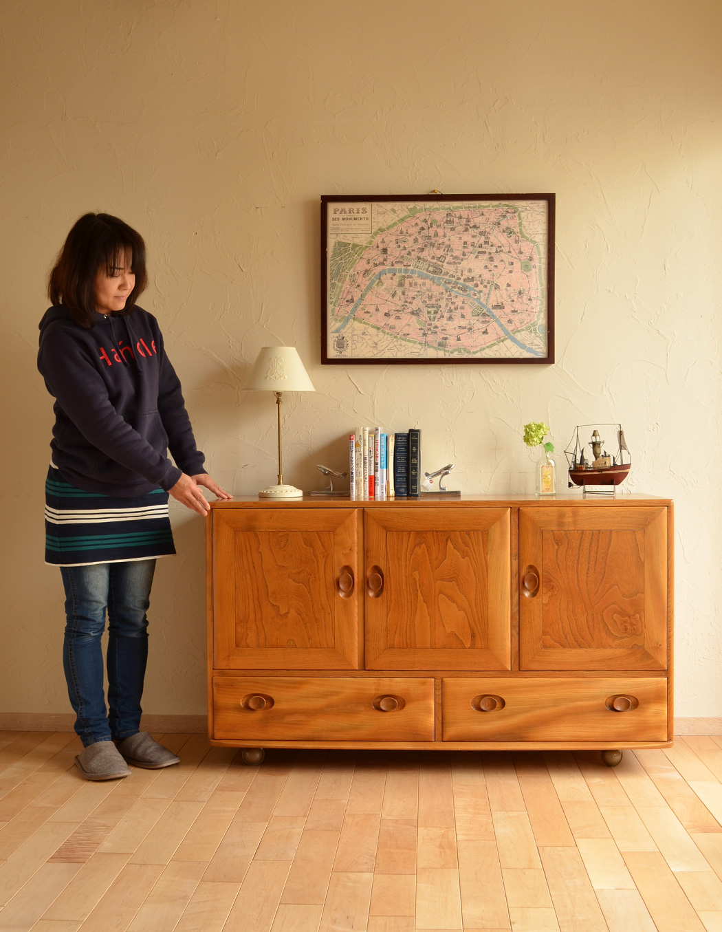 k-1046-f アンティークアーコールサイドボードのモデル入り