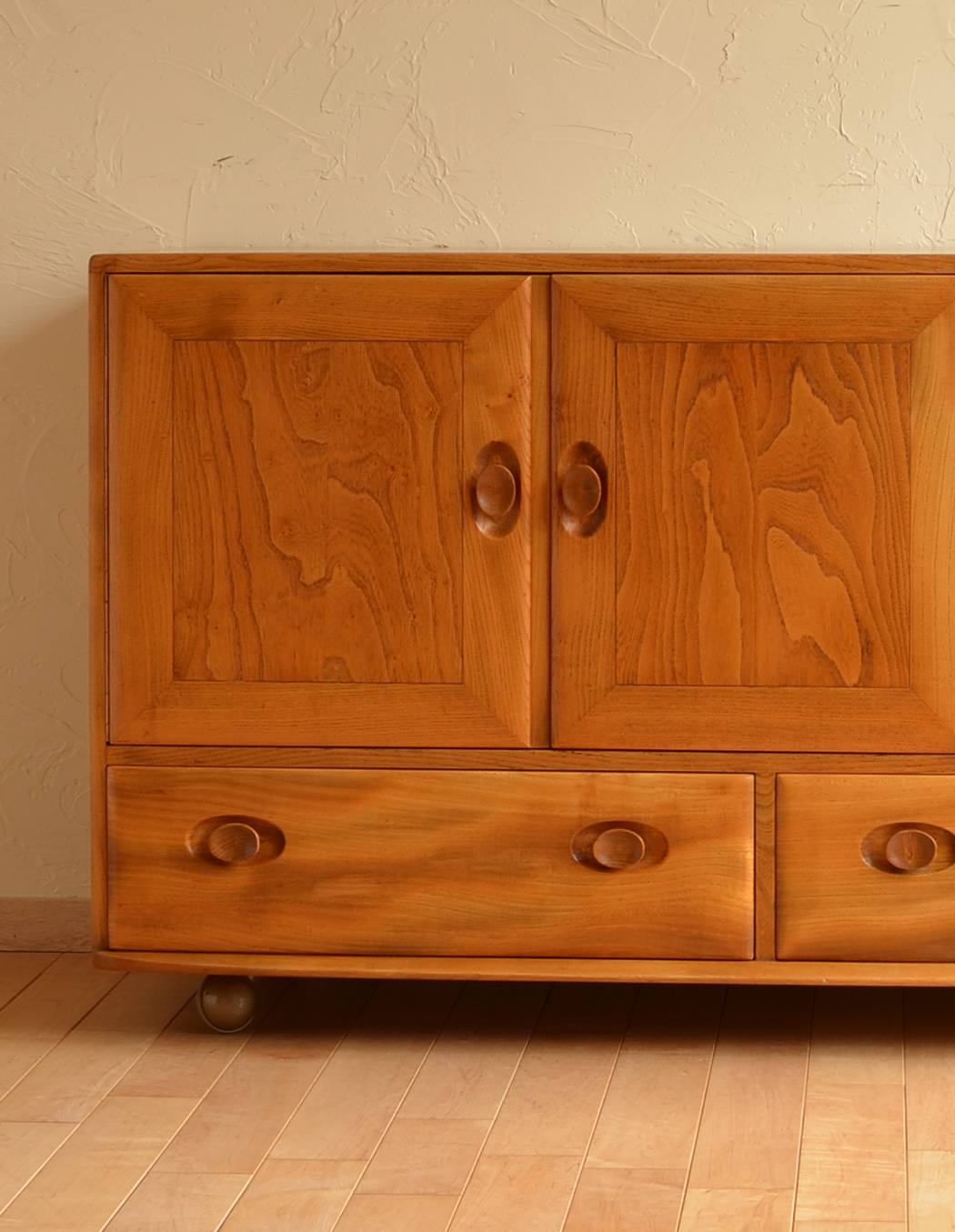 k-1046-f アンティークアーコールサイドボードのアップ