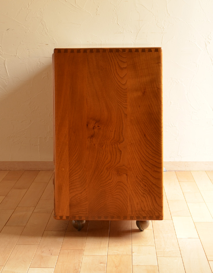 k-1046-f アンティークアーコールサイドボードの横