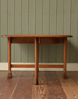 たたんでコンパクトに収納できる
実用的おしゃれゲートレッグ テーブル