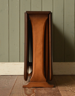 たたんでコンパクトに収納できる
実用的おしゃれゲートレッグ テーブル