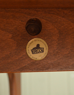 たたんでコンパクトに収納できる
実用的おしゃれゲートレッグ テーブル