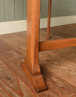 たたんでコンパクトに収納できる
実用的おしゃれゲートレッグ テーブル